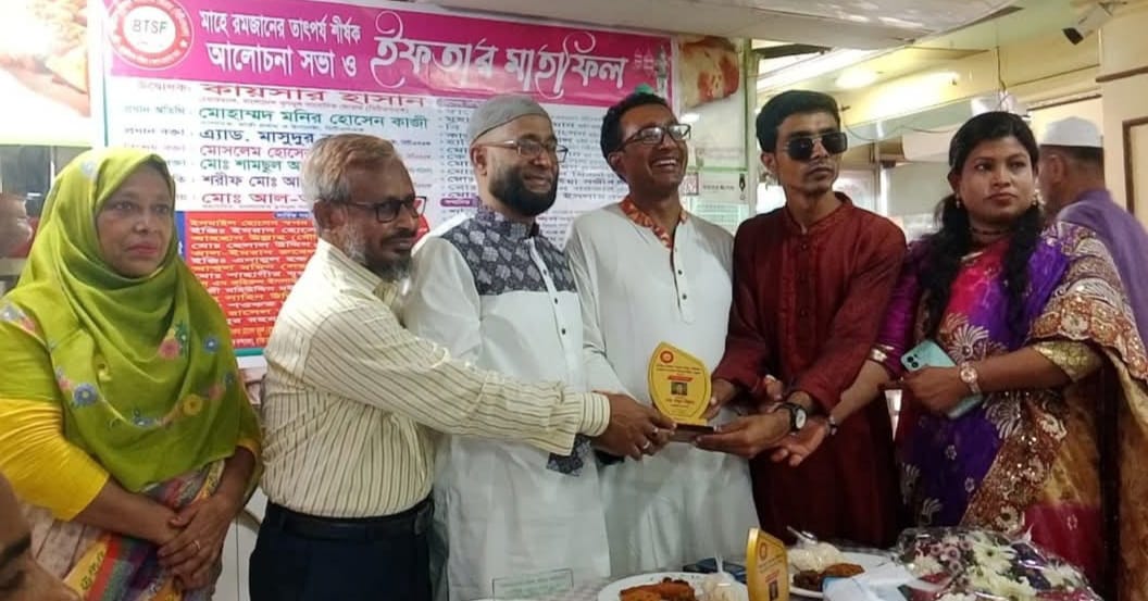 দৈনিক সংবাদ দিগন্ত পত্রিকার ব্যবস্থাপনা সম্পাদক মো:মাছুম বিল্লাহ বিটিএসএফ বর্ষসেরা সম্মাননা স্মারকে ভূষিত