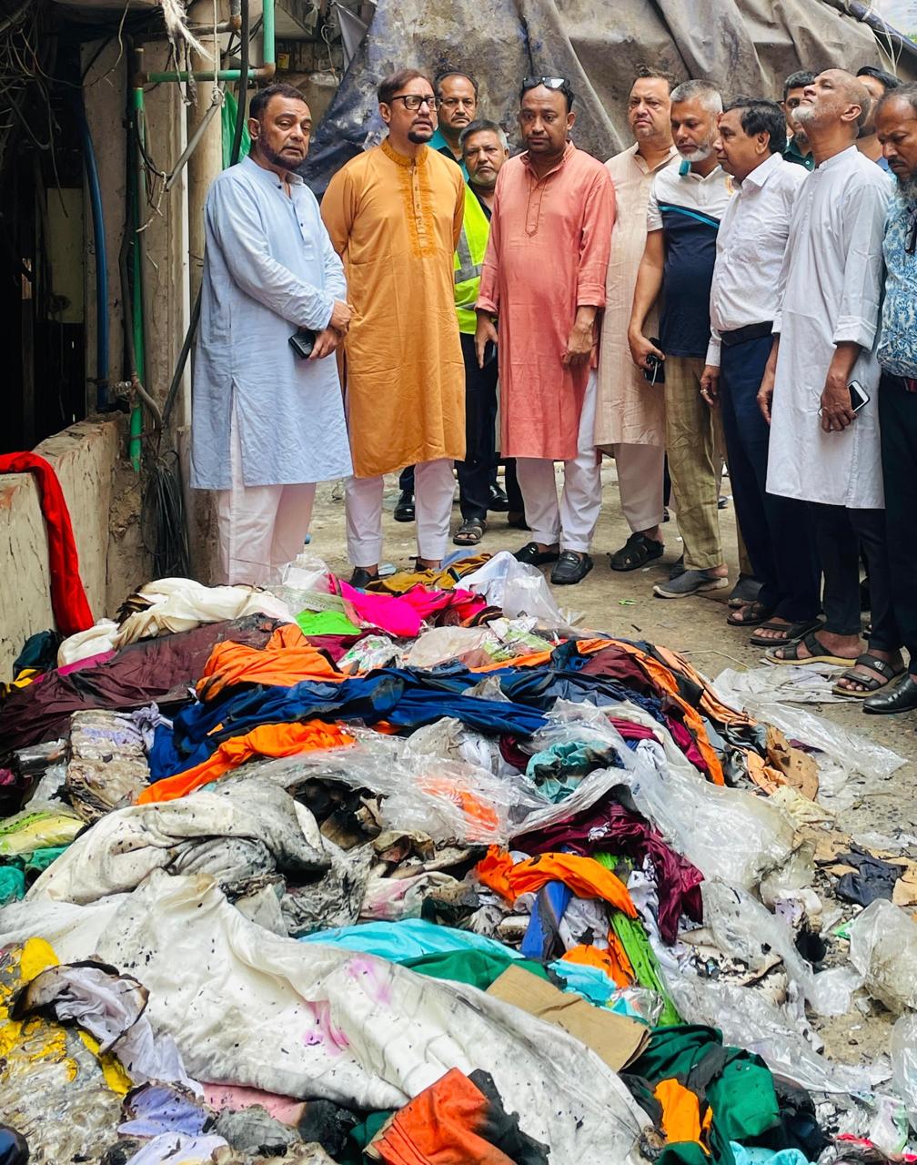 টেরিবাজারে অগ্নিকাণ্ডে ক্ষতিগ্রস্ত মার্কেট পরিদর্শনে মেয়র ডা. শাহাদাত