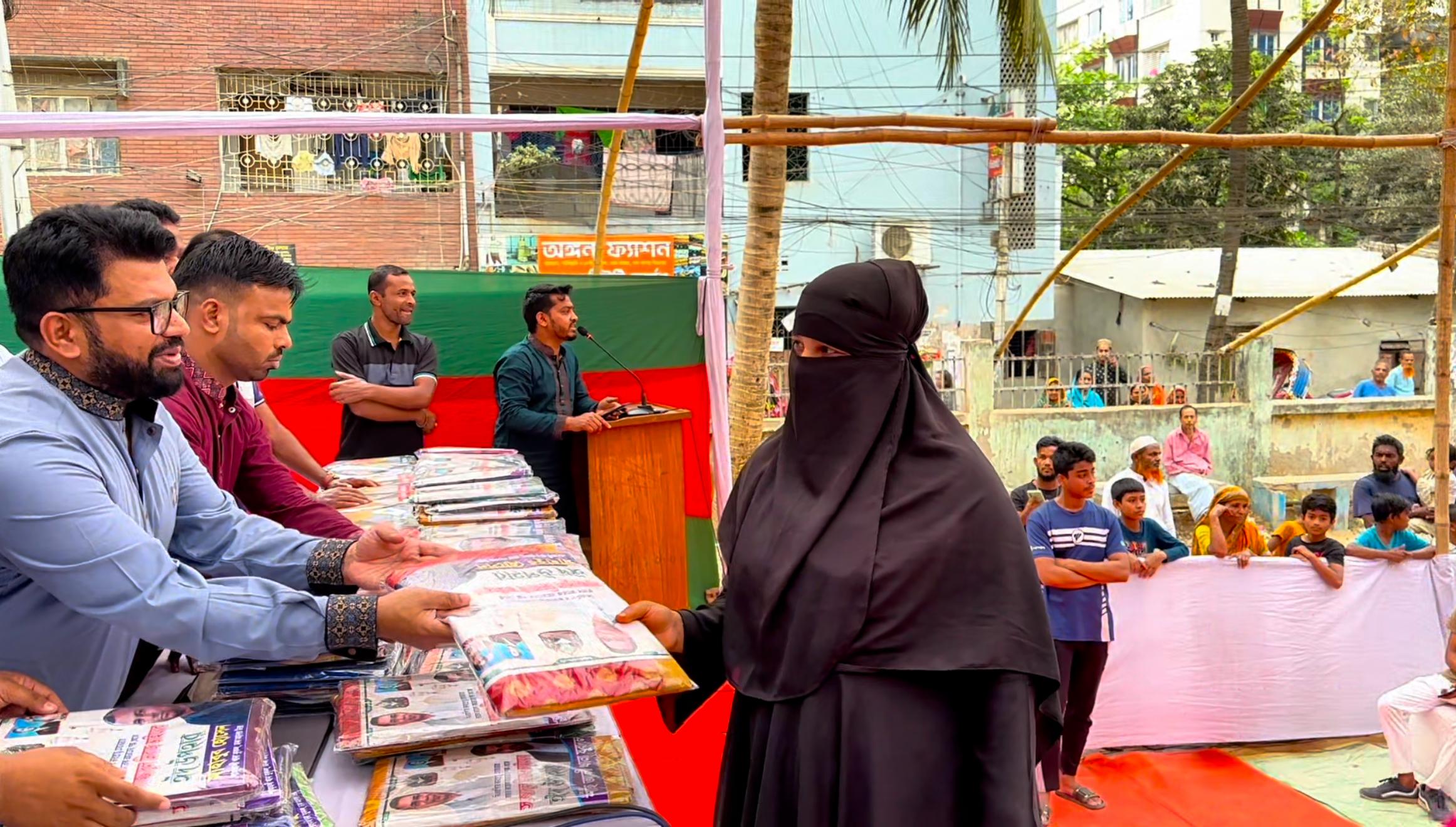 রাজধানীর মিরপুরে যুবদল নেতা সাজ্জাদুল মিরাজের শাড়ী ও লুঙ্গি বিতরণ