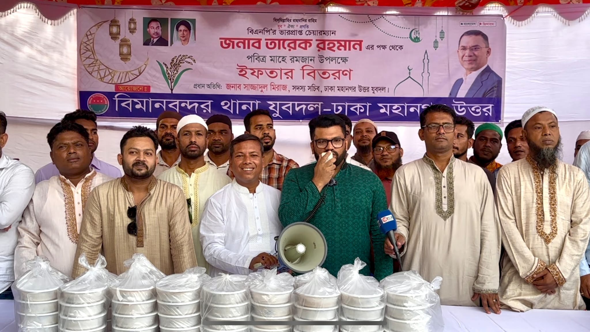 রাজধানীতে গরিব-দুস্থদের মাঝে ইফতার বিতরণ করলেন যুবদল নেতা মিরাজ