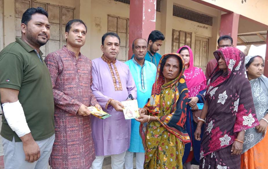 পটিয়া নাইখাইন গ্রামে অগ্নিকান্ডে ক্ষতিগ্রস্থ পরিবারের মাঝে মানবাধিকার ফোরামের নগদ অর্থ বিতরণ