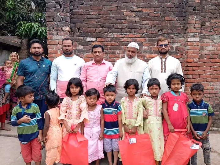 বগুড়ায় পথের দিশার উদ্যোগে বস্তির শিশুদের মাঝে ঈদের নতুন পোষাক বিতরন