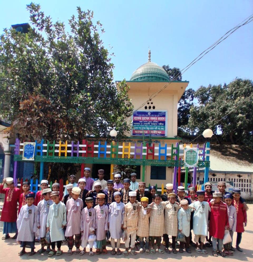 দরবার এ বেতাগী আস্তানা শরীফের পক্ষ থেকে কোরআনের পাখিদের ঈদের নতুন জামা বিতরণ