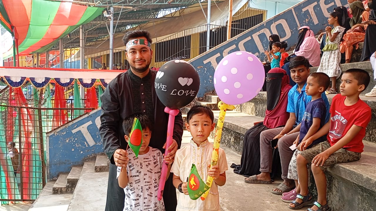 স্বাধীনতা দিবসে জাতীয় পতাকা বিতরণ করলেন জেলা পরিষদ সদস্য হাবীব আজম