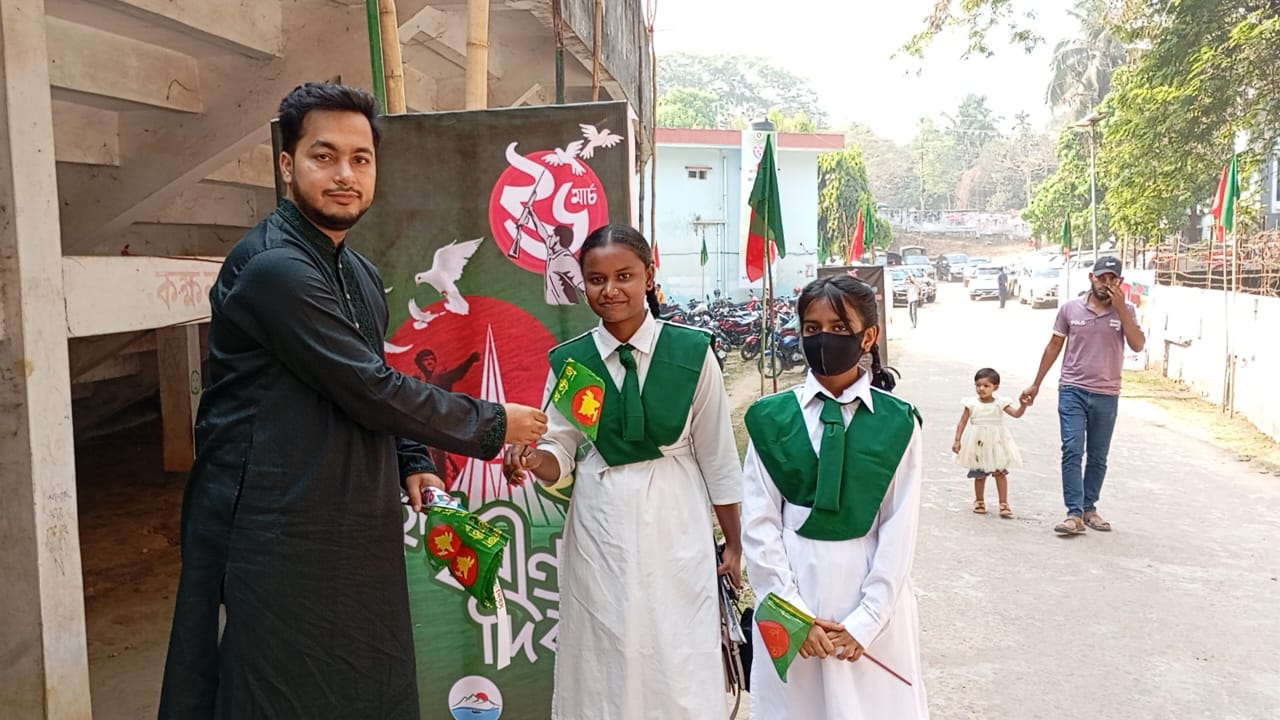 স্বাধীনতা দিবসে জাতীয় পতাকা বিতরণ করলেন জেলা পরিষদ সদস্য হাবীব আজম