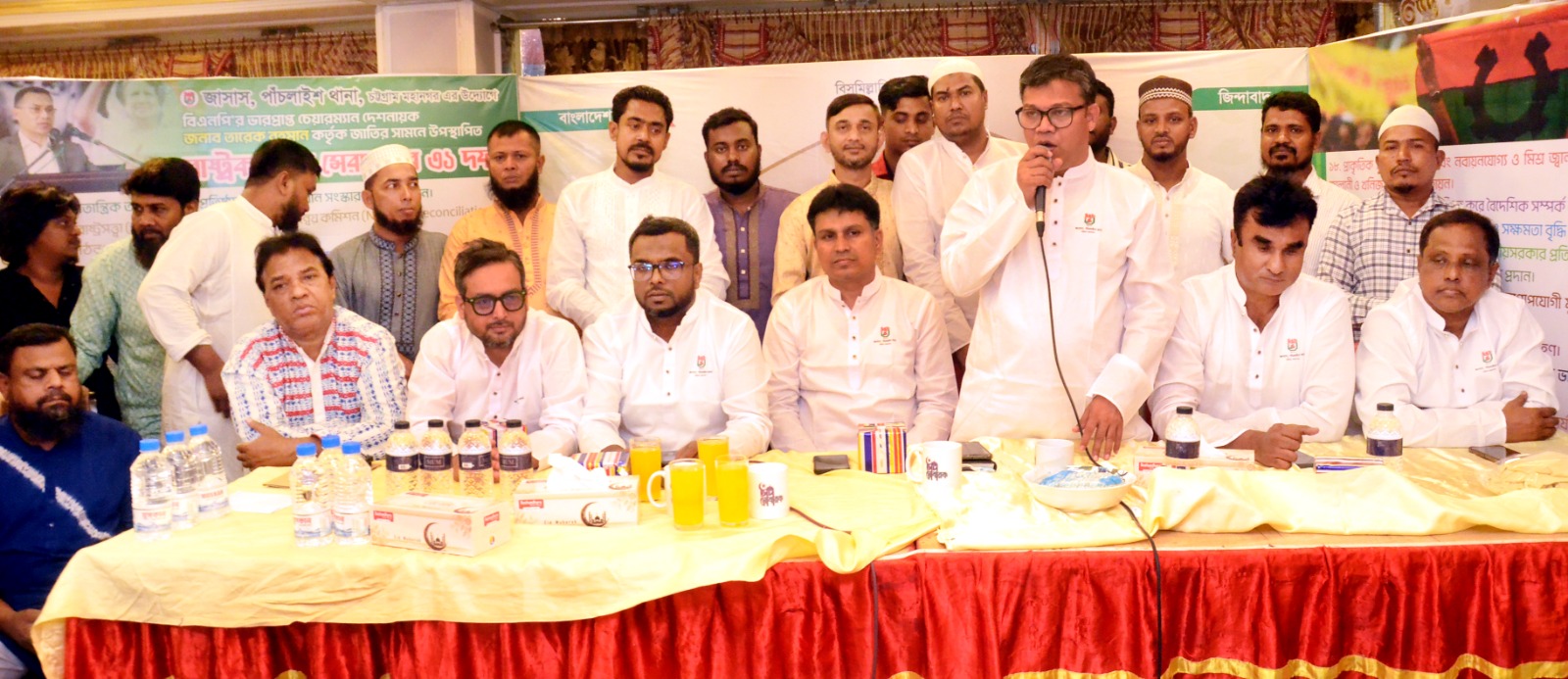 অসহায়দের মাঝে ঈদ বস্ত্র বিতরণ করলেন মেয়র ডা. শাহাদাত হোসেন