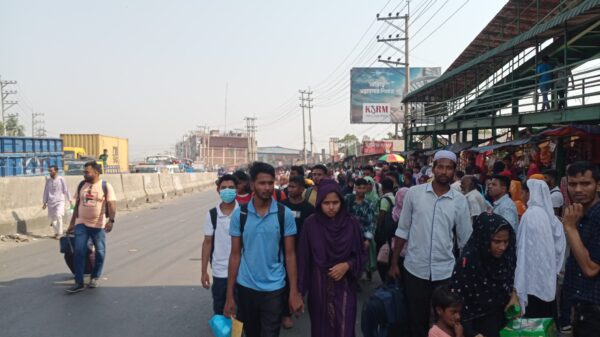 ঢাকা টাঙ্গাইল মহাসড়কে ঈদযাত্রায় নারীর টানে ঘরে ফেরা সকল শ্রমিকের উপচে পড়া ভিড়