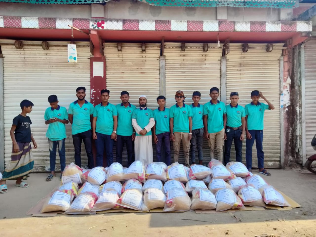 হাজী নূর মিয়া ফাউন্ডেশনের ঈদ উপহার: হাতিয়ার মোহাম্মদপুরে ৫১টি অসহায় পরিবারের মুখে হাসি