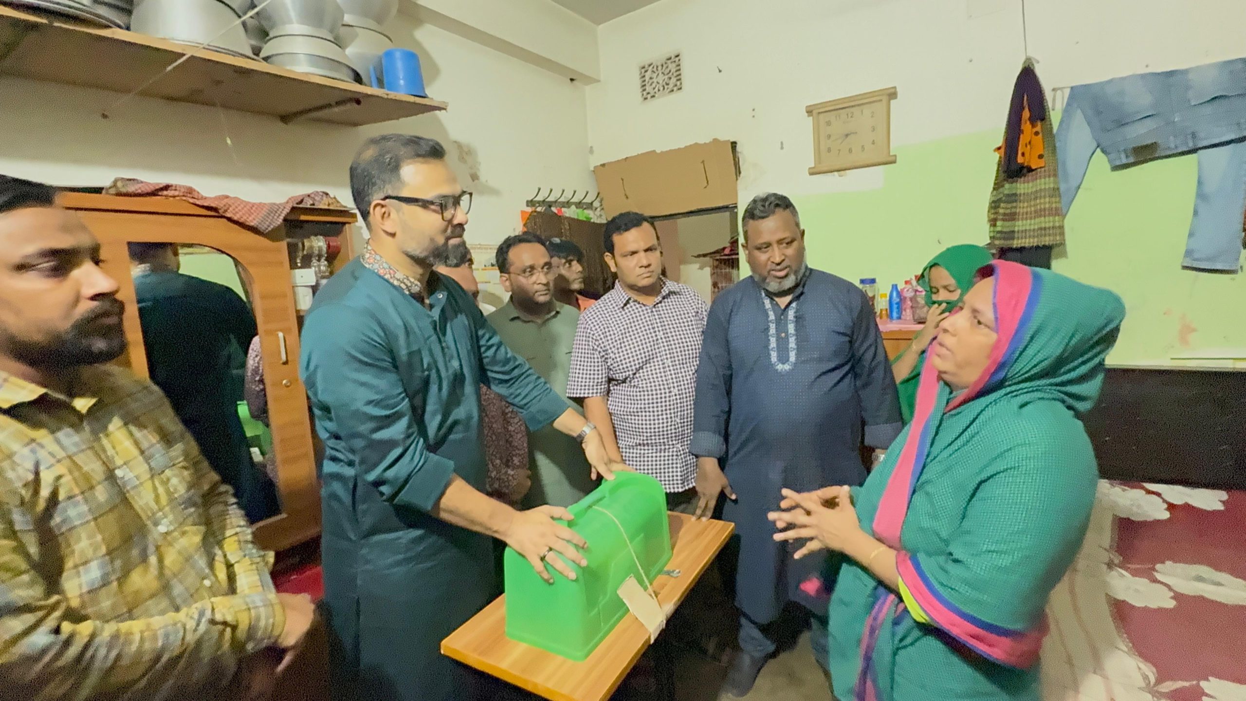 চব্বিশের শহিদ ও আহত পরিবারকে ঈদ উপহার দিলেন বিএনপি নেতা আমিনুল হক