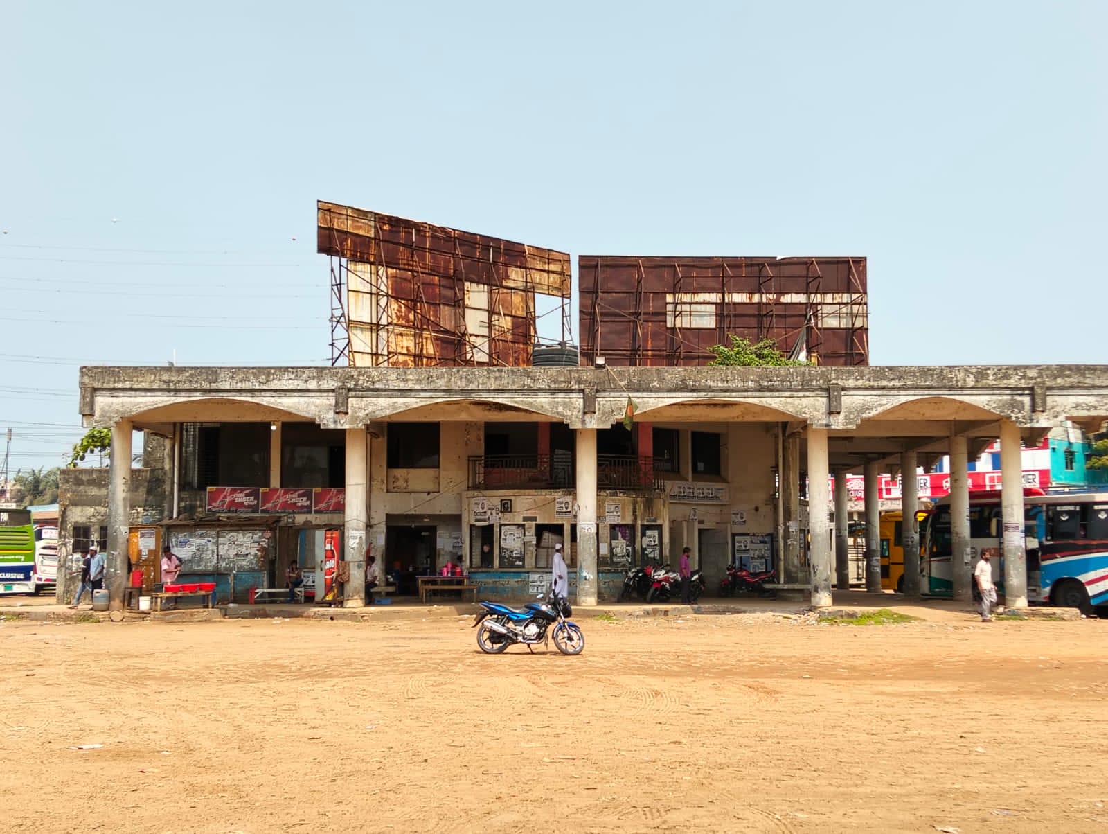 পটুয়াখালী বাসস্টান্ডে রাতের আধারে চলে নিরব চাঁদাবাজি।