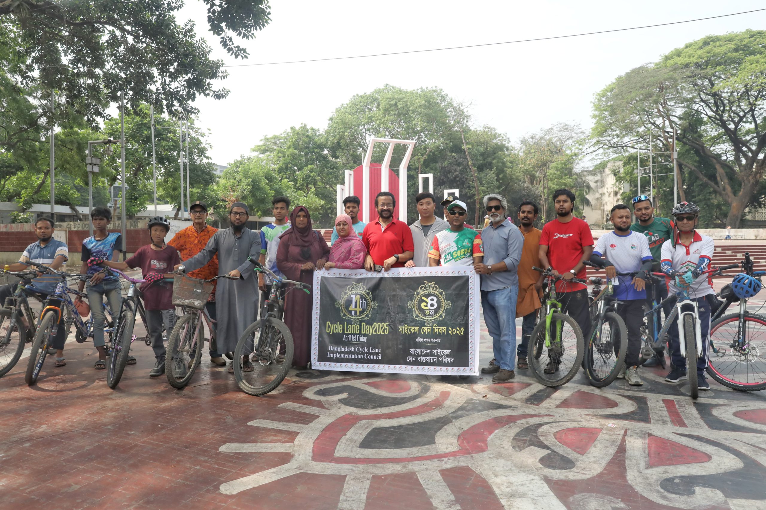 সাইকেল লেন দিবস উপলক্ষে কেন্দ্রীয় শহীদ মিনার প্রাঙ্গণ থেকে বর্ণাঢ্য সাইকেল র‍্যালী অনুষ্ঠিত হয়