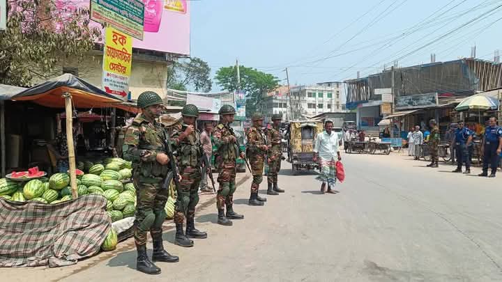 বীরগঞ্জে বাংলাদেশ সেনাবাহিনী ও ট্রাফিক পুলিশের যৌথ অভিযান।