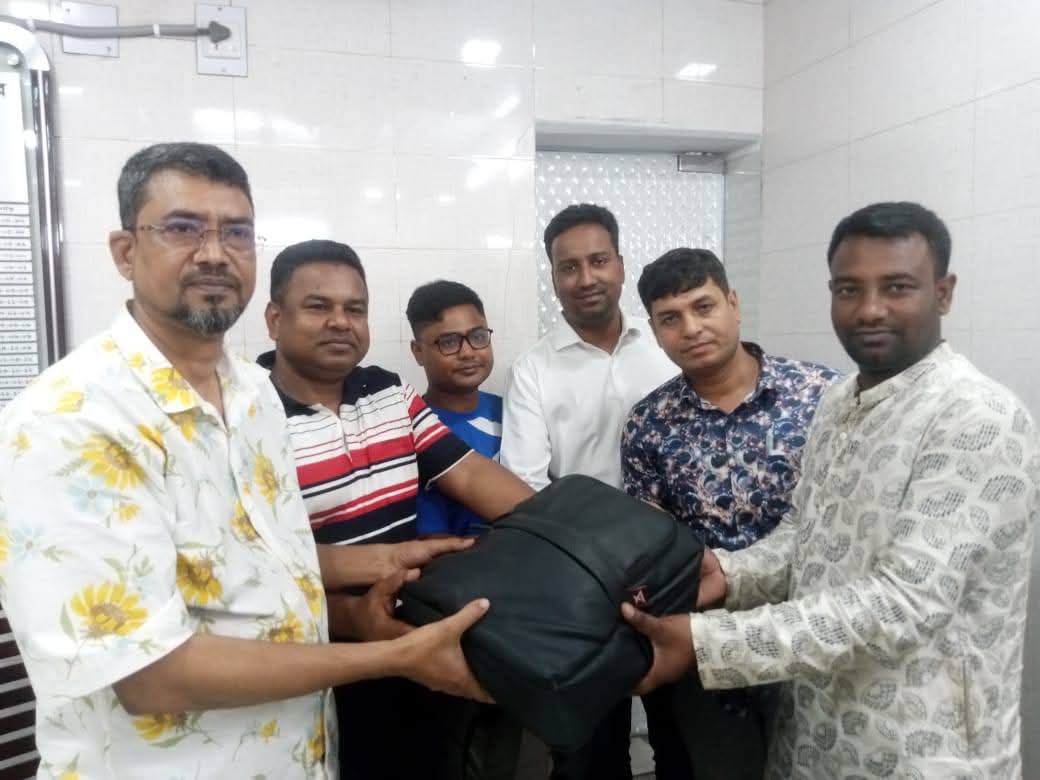 বগুড়ায় সিএনজি চালকের সততায় মুগ্ধ সবাই