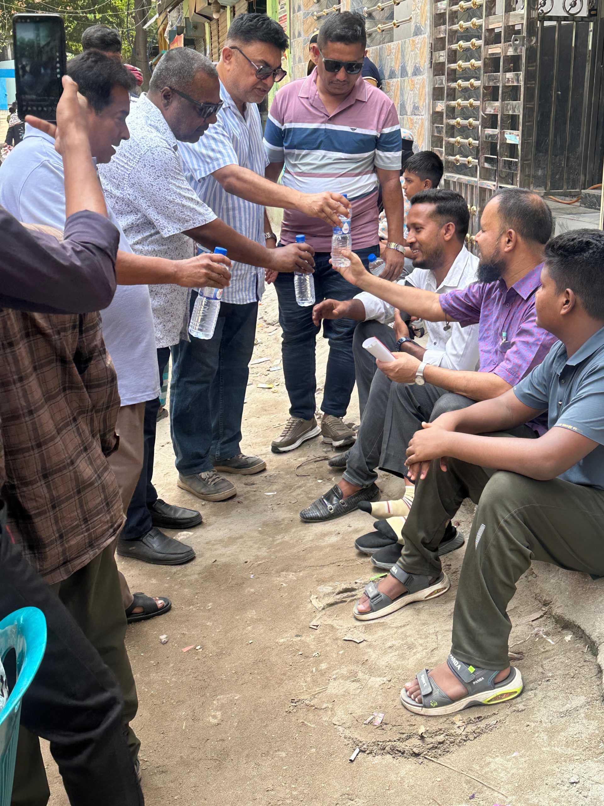 ডেমরায় নবী উল্লাহ নবী’র তত্ত্বাবধানে এসএসসি পরীক্ষার্থীদের অভিভাবকদের মাঝে বোতলজাত খাবার পানি বিতরন