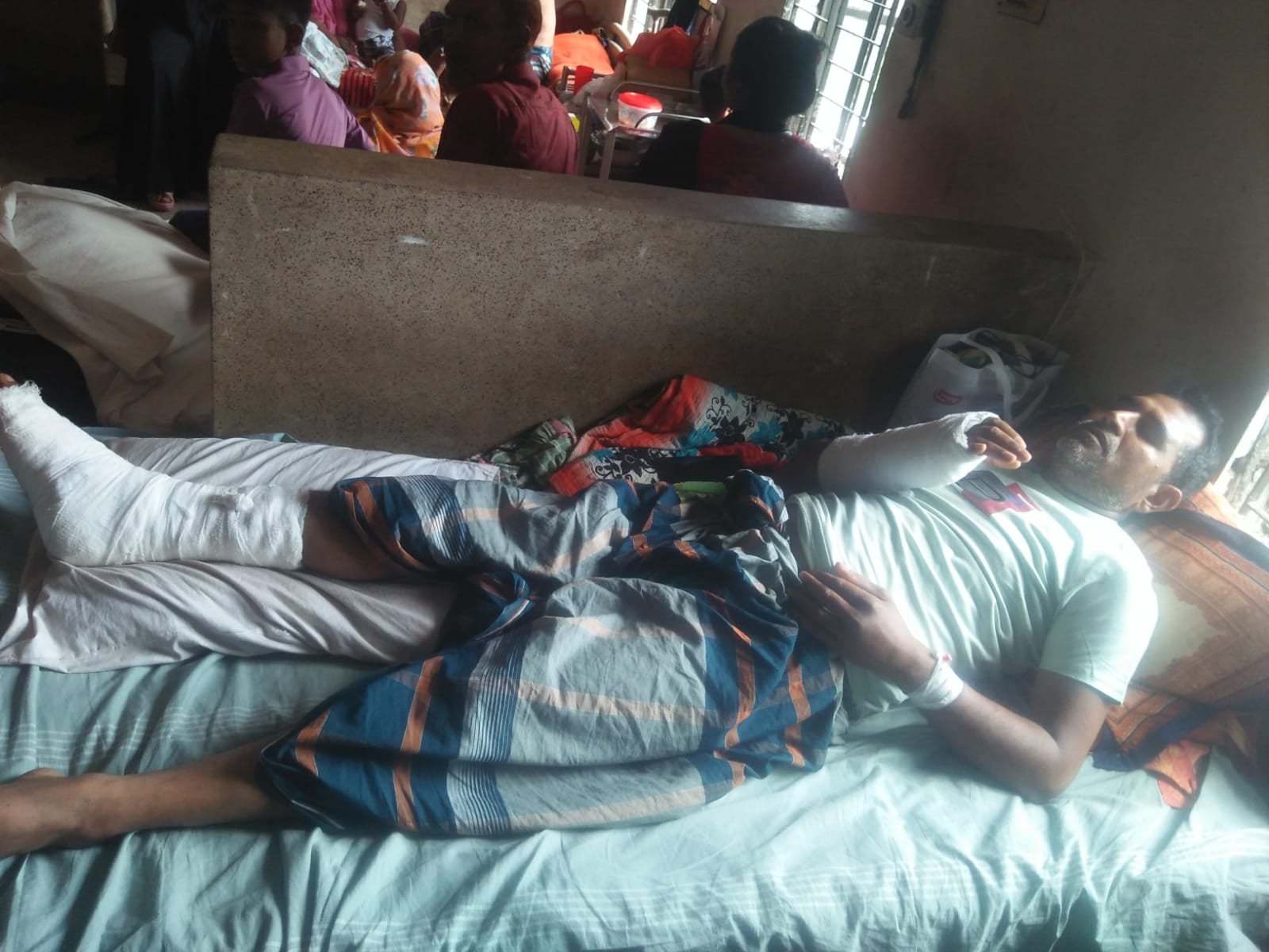 গৌরনদীতে আ.লীগের দোসরদের হামলায় বিএনপির ৬ নেতাকর্মী আহত