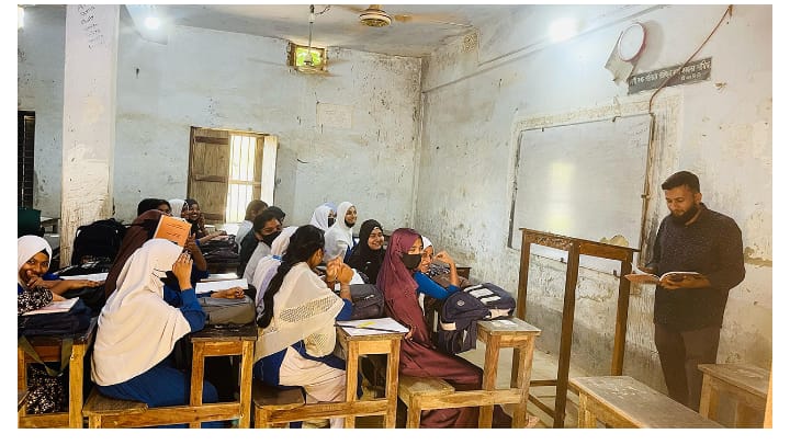 সরকারি ছুটিকে বৃদ্ধাঙ্গুলী নববর্ষে চলছে স্কুলে পাঠদান প্রধান শিক্ষক স্বেচ্ছাসেবক লীগ নেতা