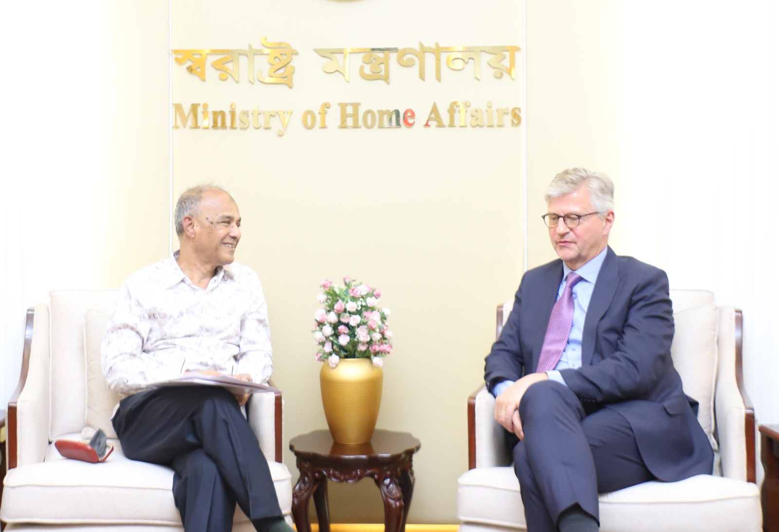 জাতিসংঘ শান্তিরক্ষা মিশনে বাংলাদেশ থেকে আরও বেশি হারে ফোর্স নেয়ার অনুরোধ স্বরাষ্ট্র উপদেষ্টার