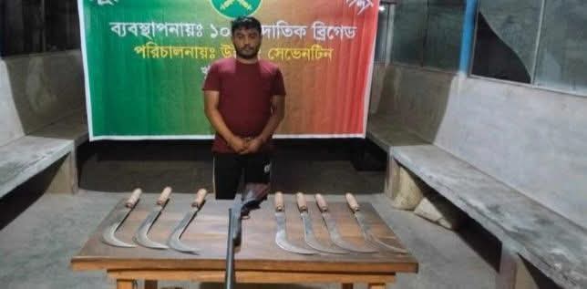 ফুলতলায় বিদেশি বন্দুক ও দেশিও অস্ত্রসহ গ্রেফতার – ১