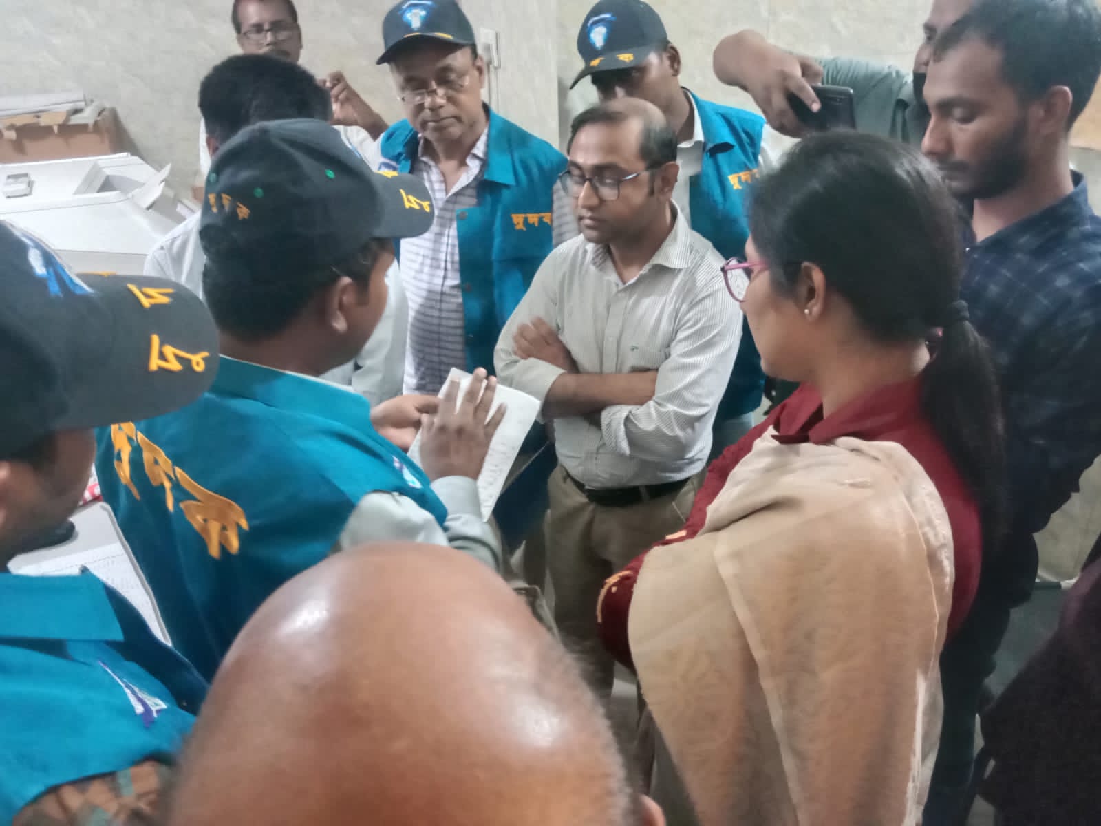 অনিয়ম ও দুর্নীতির অভিযোগে বীরগঞ্জ উপজেলা স্বাস্থ্য কমপ্লেসে দুদকের অভিযান