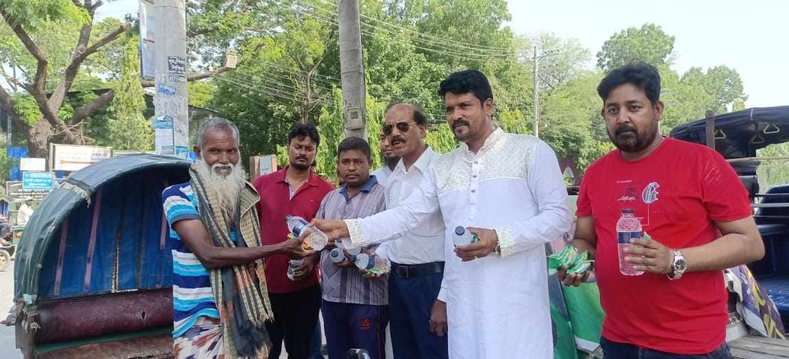 রাজশাহীতে তীব্র গরমে পথচারীর পাশে মহানগর বিএনপি