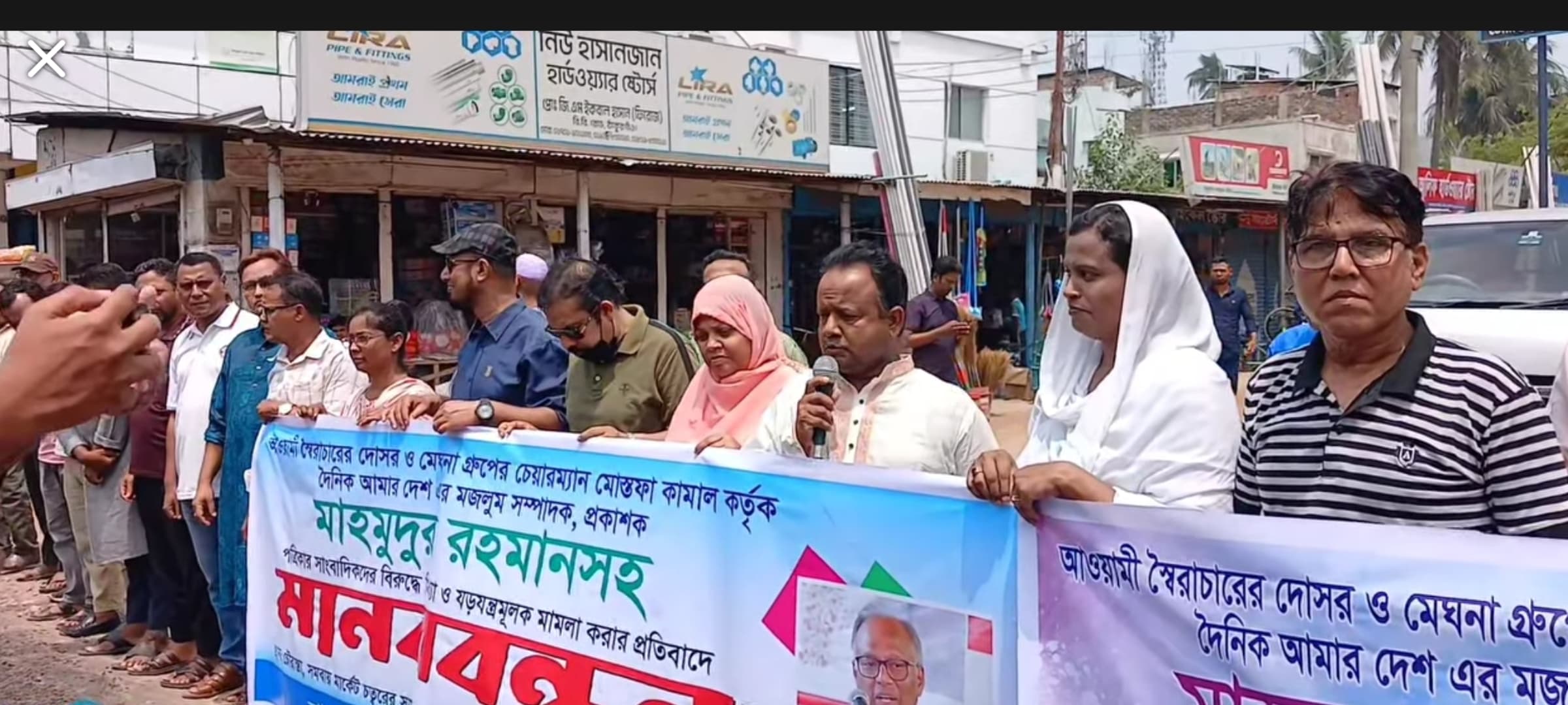 আমার দেশ সম্পাদক মাহমুদুর রহমানের বিরুদ্ধে মিথ্যা মামলার প্রতিবাদে ঠাকুরগাঁওয়ে মানববন্ধন