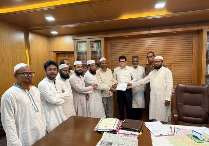 ফেনীতে বহুমুখী অবকাঠামো নির্মাণ করার দাবিতে জেলা প্রশাসককে স্মারক লিপি প্রদান