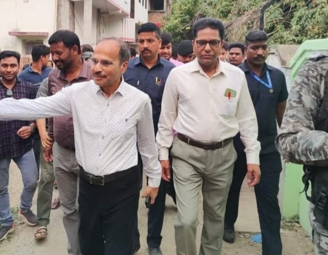 সুনীল চৌধুরীকে সাথে নিয়ে সামশেরগঞ্জের ক্ষতিগ্রস্ত এলাকা পরিদর্শন অধীরের