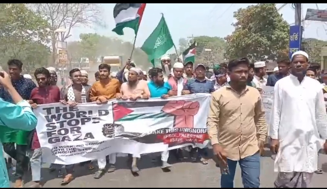 গাজায় গণহত্যার প্রতিবাদে বীরগঞ্জে বিক্ষোভ মিছিল