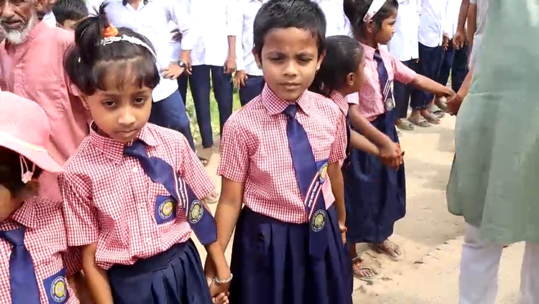 কাজ অসম্পূর্ণ রেখে পলাতক ঠিকাদার; দ্রুত কাজ শেষ করার দাবীতে ৪১ গ্রামবাসীর মানববন্ধন।