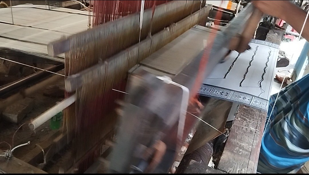 টাঙ্গাইলের তাঁতের ছোঁয়ায় জীবনের বুনন