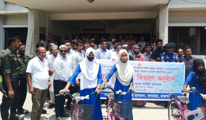 মেধাবীদের সাইকেল উপহার দিলেন রাজশাহীর জেলা প্রশাসক