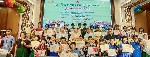 সেরা স্কুল দিনাজপুরের সুব্রত খাজাঞ্জী, সেরা প্রধান শিক্ষক মোঃ মোস্তফা কামাল, শিক্ষিকা শিউলি সুলতানা: সবই উত্তরাঞ্চলে