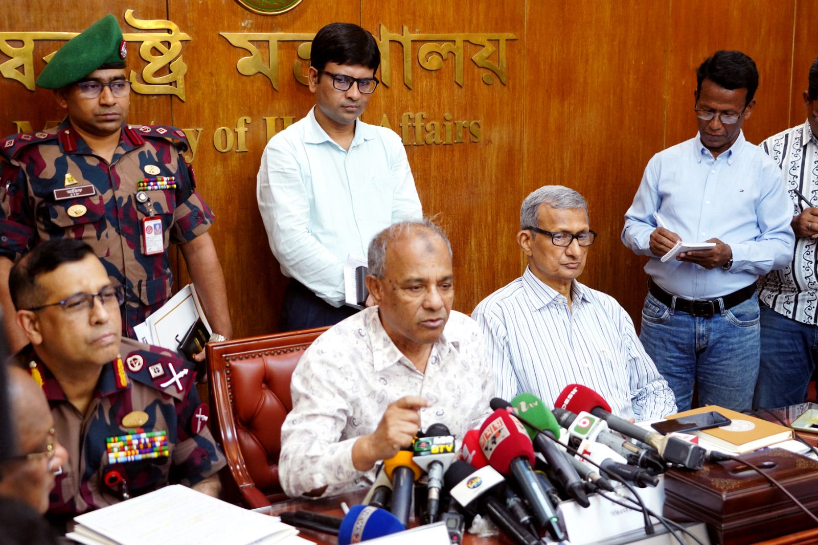 বিচারকার্য সম্পন্ন না হওয়া পর্যন্ত আওয়ামী লীগ ও এর অঙ্গসংগঠনগুলোর যাবতীয় কার্যক্রম নিষিদ্ধ করে স্বরাষ্ট্র মন্ত্রণালয়ের প্রজ্ঞাপন জারি