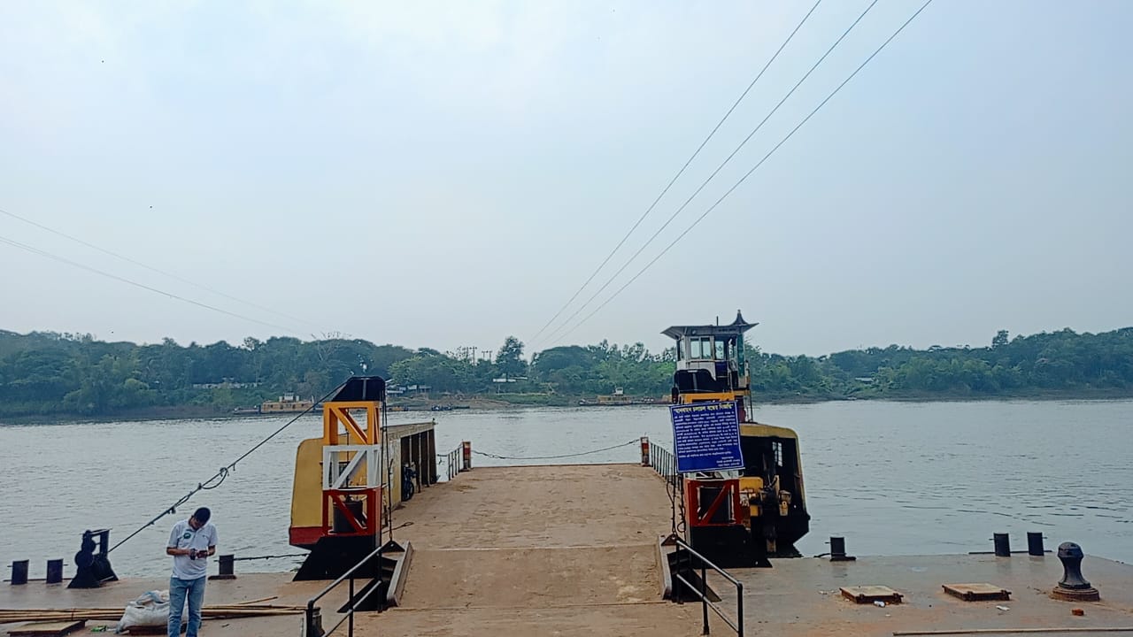 বন্ধ হলো চন্দ্রঘোনা – রাইখালী নৌ রুটে ফেরি চলাচল