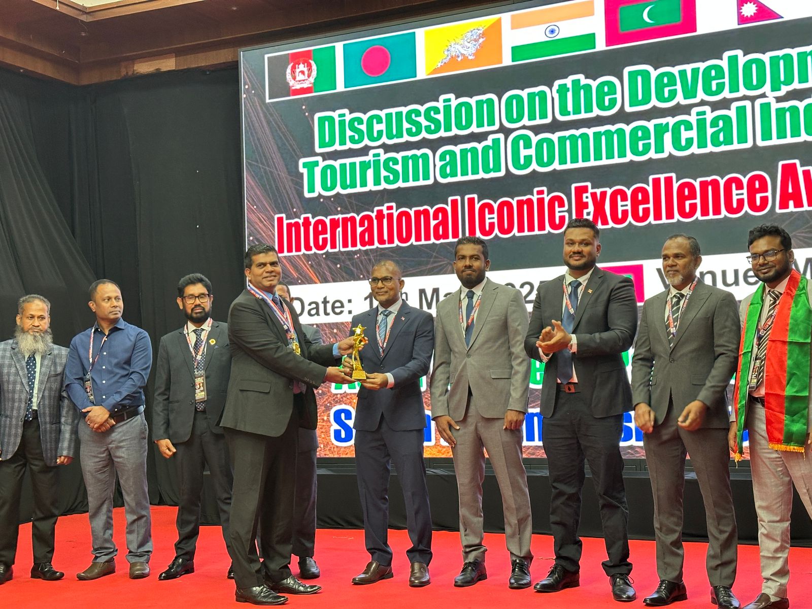 মালদ্বীপে ইন্টারন্যাশনাল আইকোনিক এক্সিলেন্স এ্যাওয়ার্ড পেলেন ইউএস-বাংলা কামরুল ইসলাম