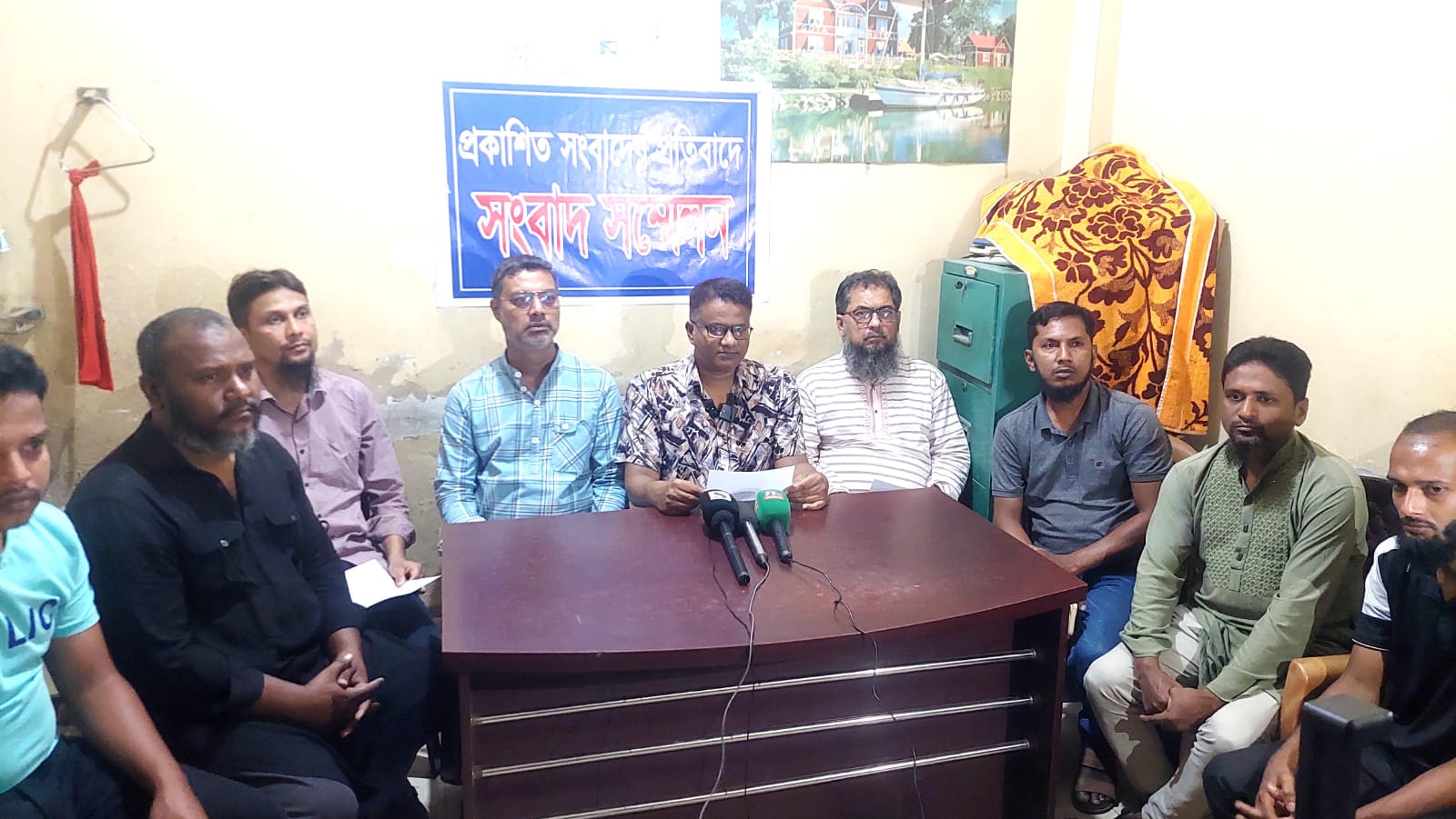 প্রকাশিত সংবাদের প্রতিবাদে বীরগঞ্জে সংবাদ সম্মেলন