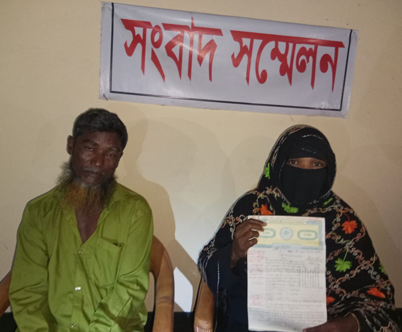 সংবাদ সম্মেলনে জমি মালিক আশ্রয়নে ঘর না পেয়ে ঘুরে ফিরছে প্রশাসনের দ্বারে দ্বারে