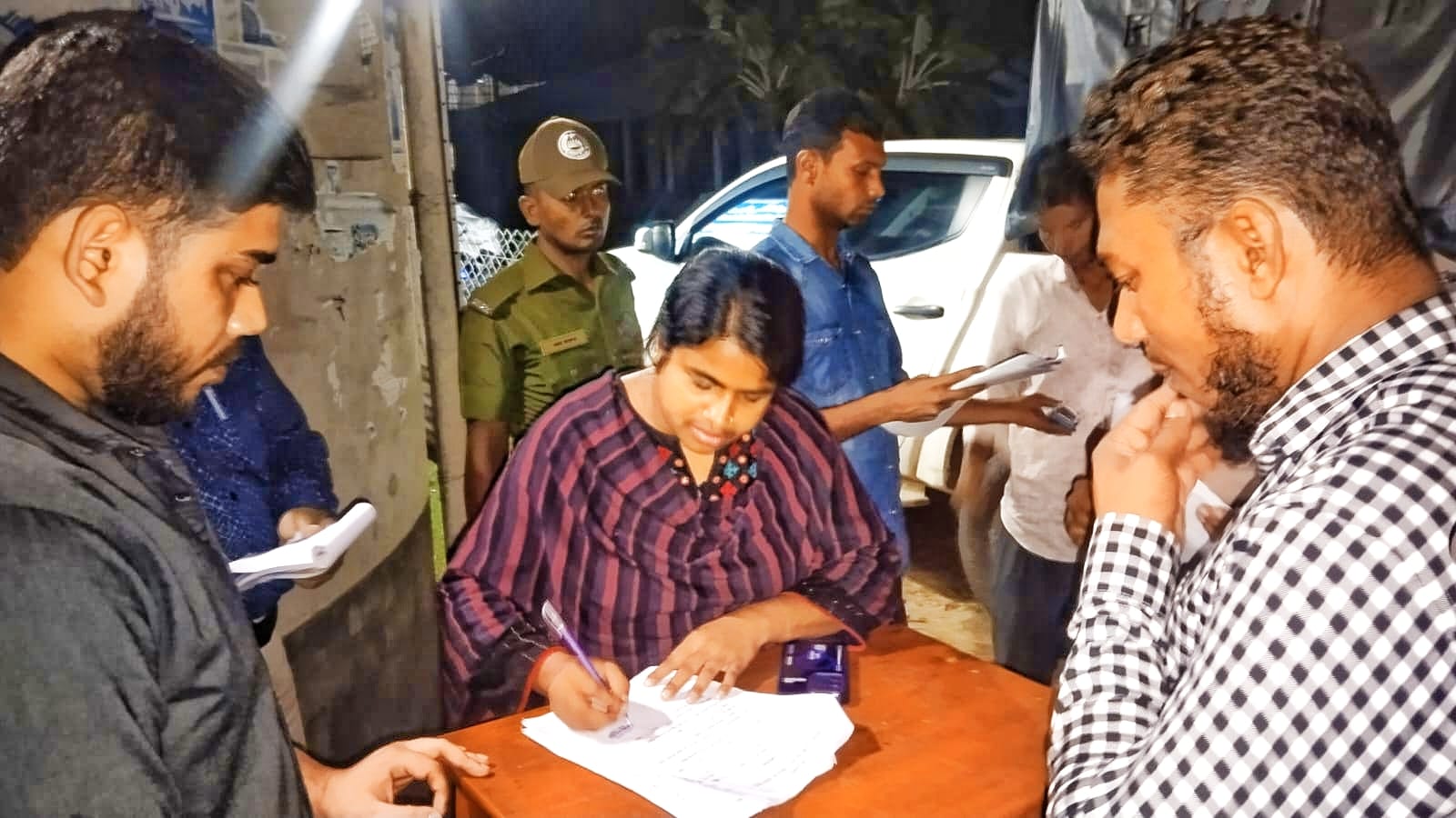 গাঁজা-চোলাইসহ ধরা খেল- ৫ জন, পাঁচবিবিতে ভ্রাম্যমান সাজা দায়েরে- ইউএনও