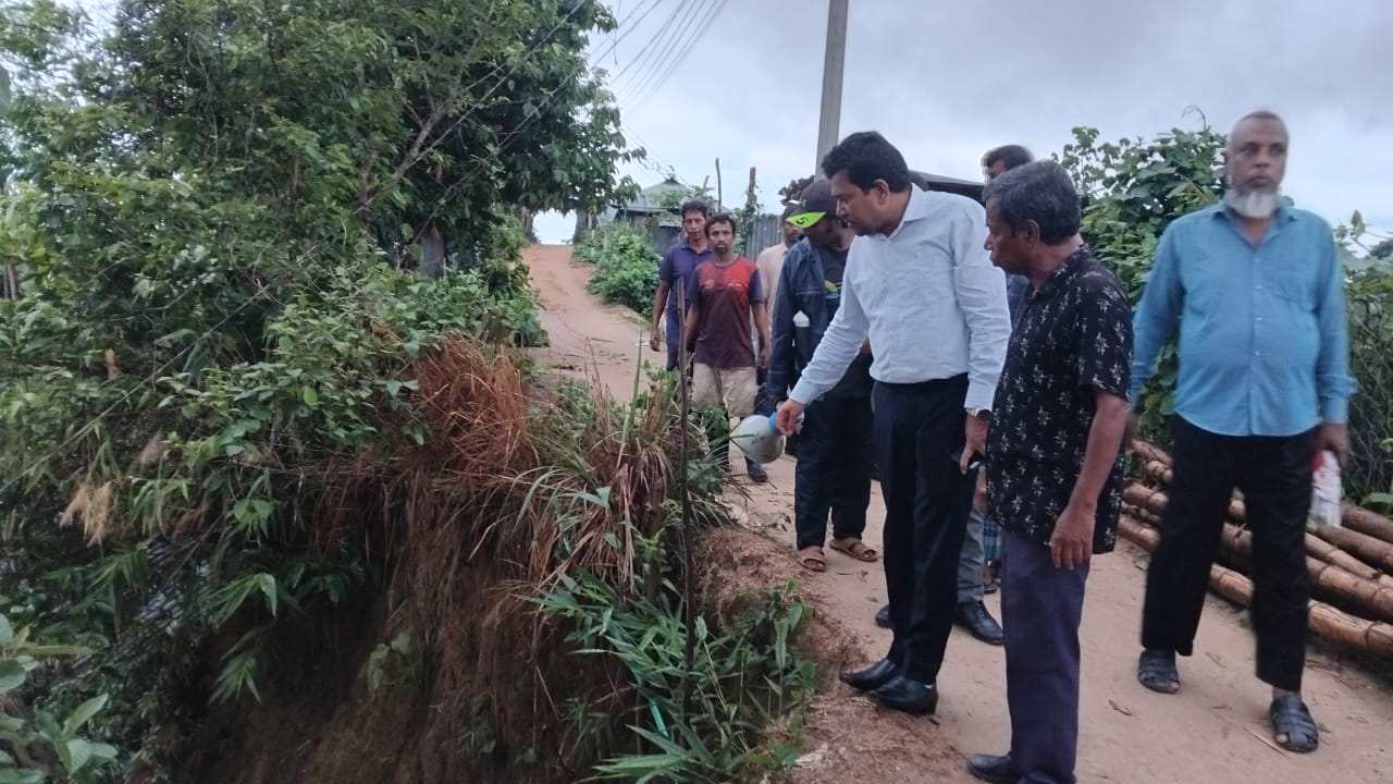 পাহাড় ধস রোধে রাঙামাটি জেলা প্রশাসনের উদ্যোগে ঝুঁকিপূর্ণ স্থান পরিদর্শন