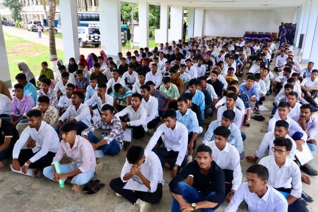 মেধা ও যোগ্যতায় কক্সবাজার জেলায় নিয়োগ পেলেন ৩২ জন পুলিশ কনস্টেবল