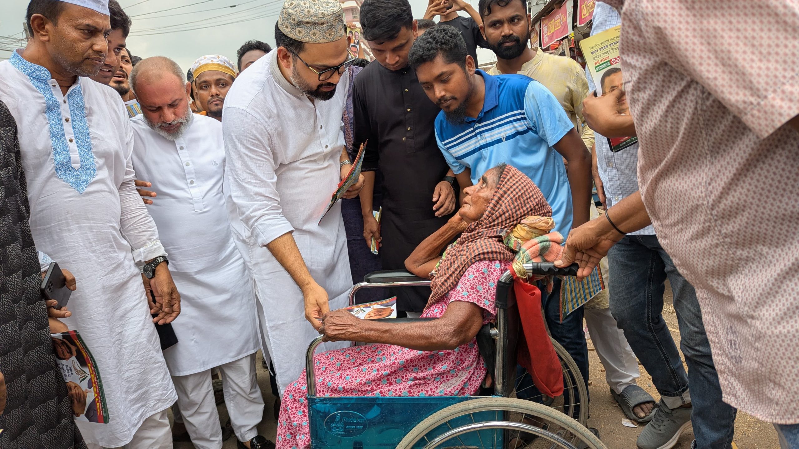 রাষ্ট্র কাঠামো মেরামতের লিফলেট নিজ নির্বাচনী এলাকার (পল্লবী রূপনগর) সাধারণ মানুষের মাঝে বিতরণ করলেন আমিনুল হক