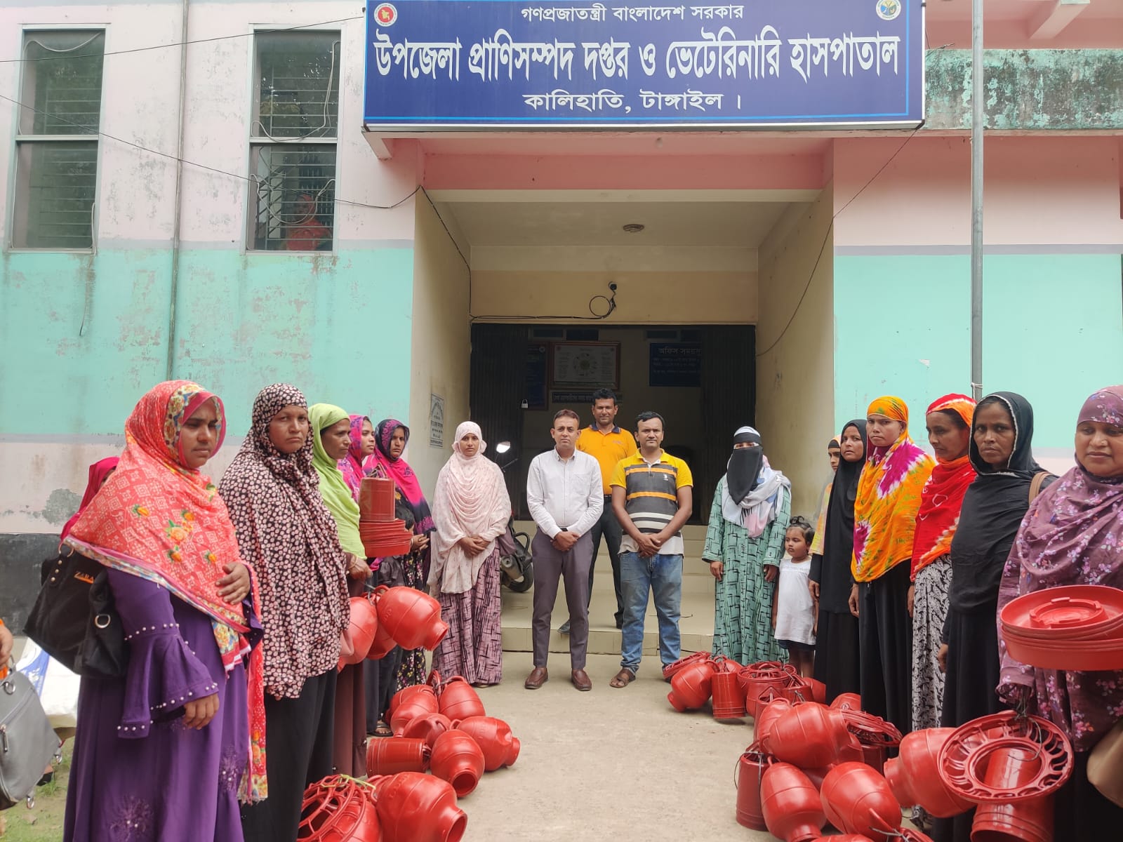 কালিহাতিতে মুরগী পালনকারীদের মাঝে ফিডার ও ড্রিংকার বিতরণ