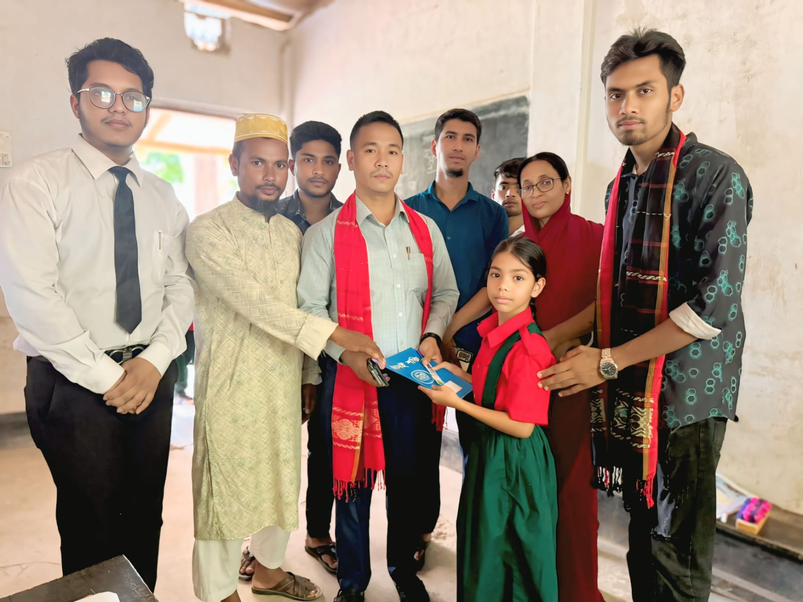 খাগড়াছড়িতে গরীব ও অসহায় শিক্ষার্থীদের পাশে দাঁড়ালেন বিশ্ব গণমানুষের সেবা ফাউন্ডেশন