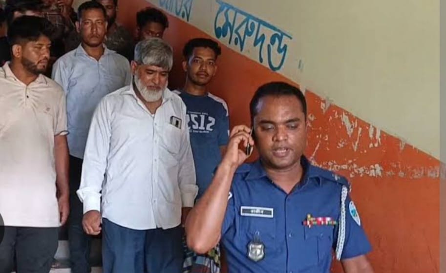 লক্ষ্মীপুরে ছাত্রীকে যৌন হয়রানি গণপিটুনি দিয়ে পুলিশে সোপর্দ