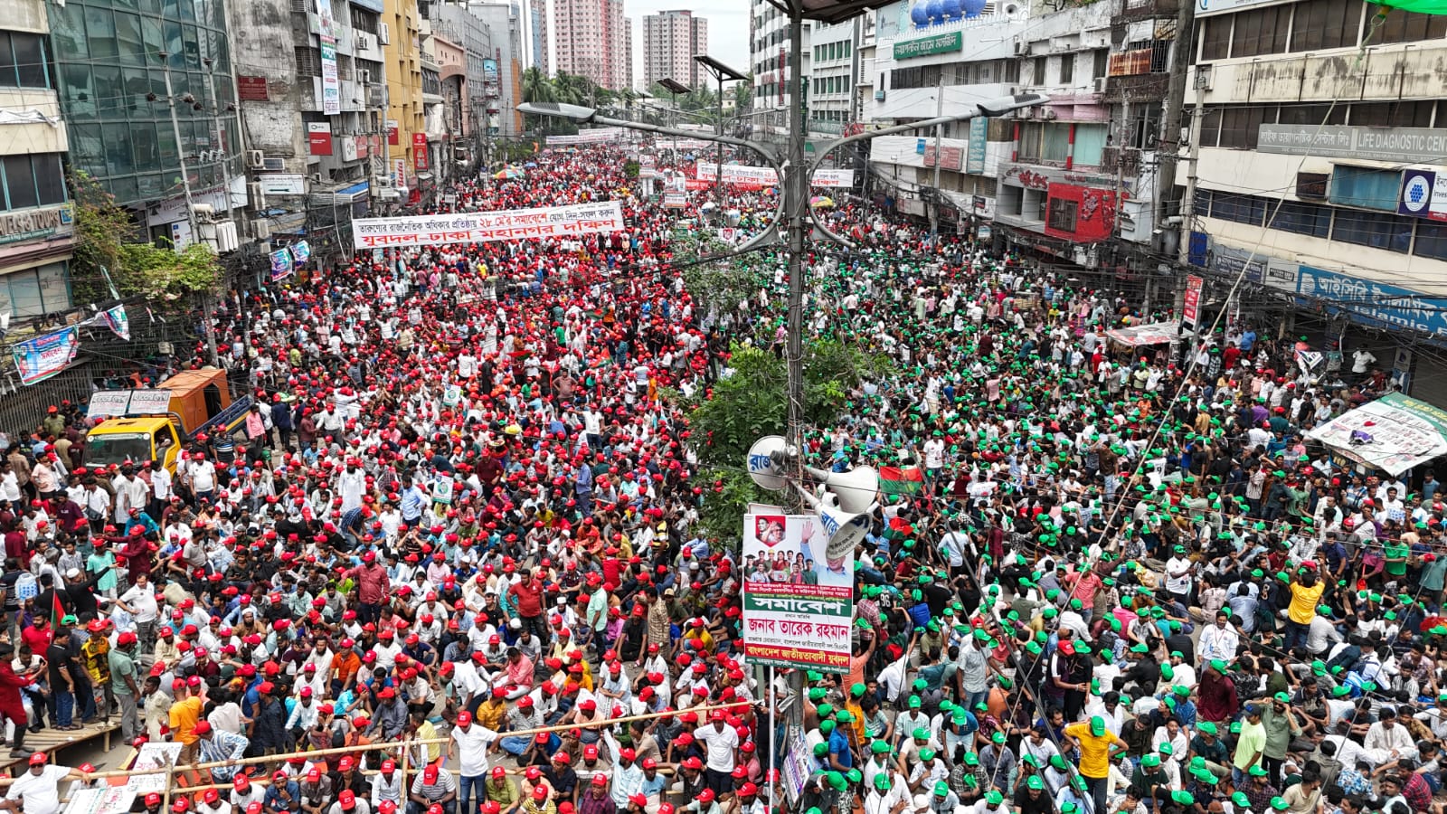 নয়াপল্টনে তারুণ্যের সমাবেশে নেতাকর্মীদের ঢল