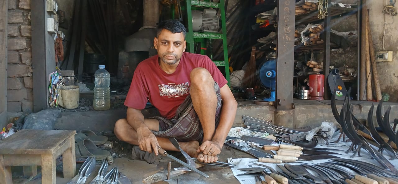 ঈদকে সামনে রেখে ব্যস্ত লৌহ কারখানাগুলো