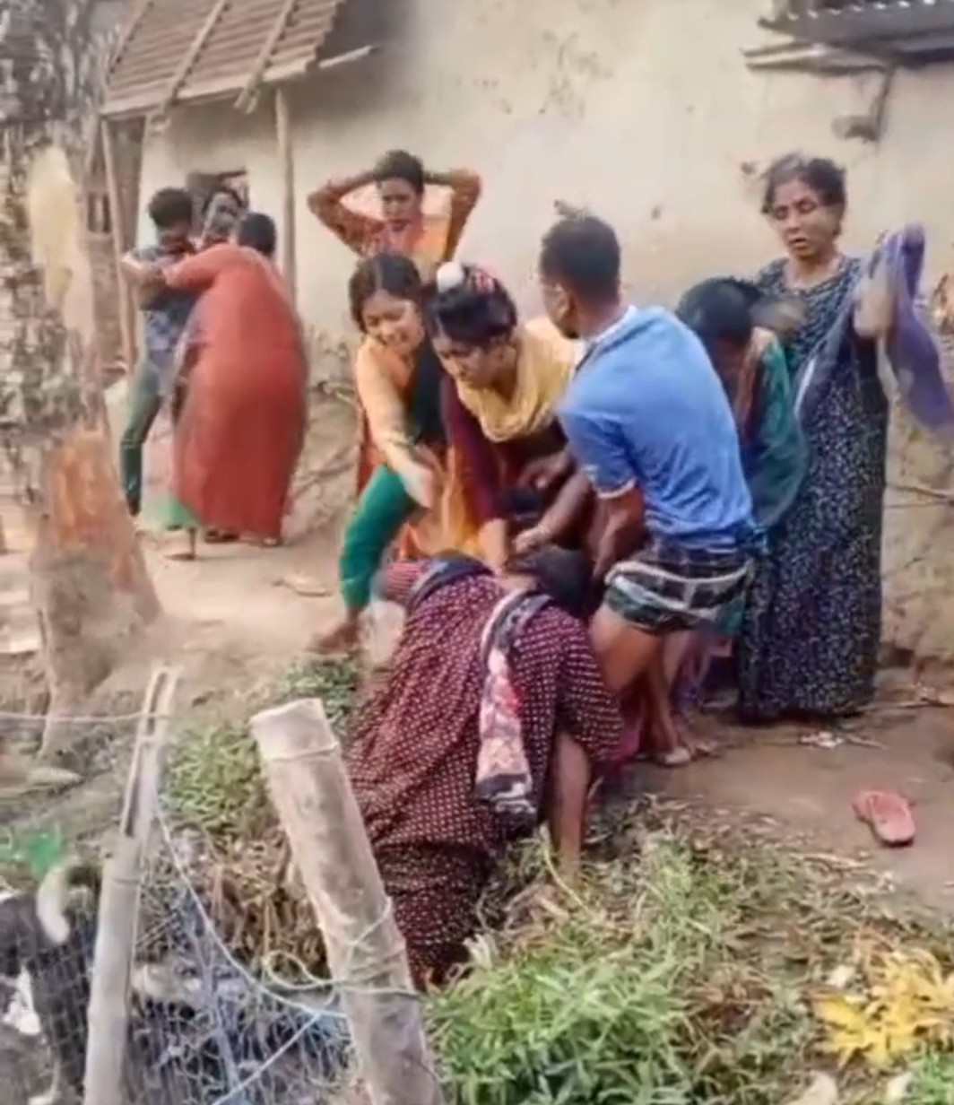 জয়পুরহাটে গৃহবধূর জমিতে ছাগল ফসল নষ্ট করাকে কেন্দ্র করে ঘটে গেল চরম সহিংসতা।