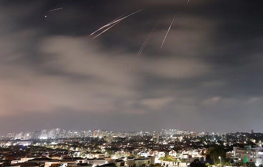 ইসরায়েলের দেড় শতাধিক স্থানে ইরানের ক্ষেপণাস্ত্র হামলা
