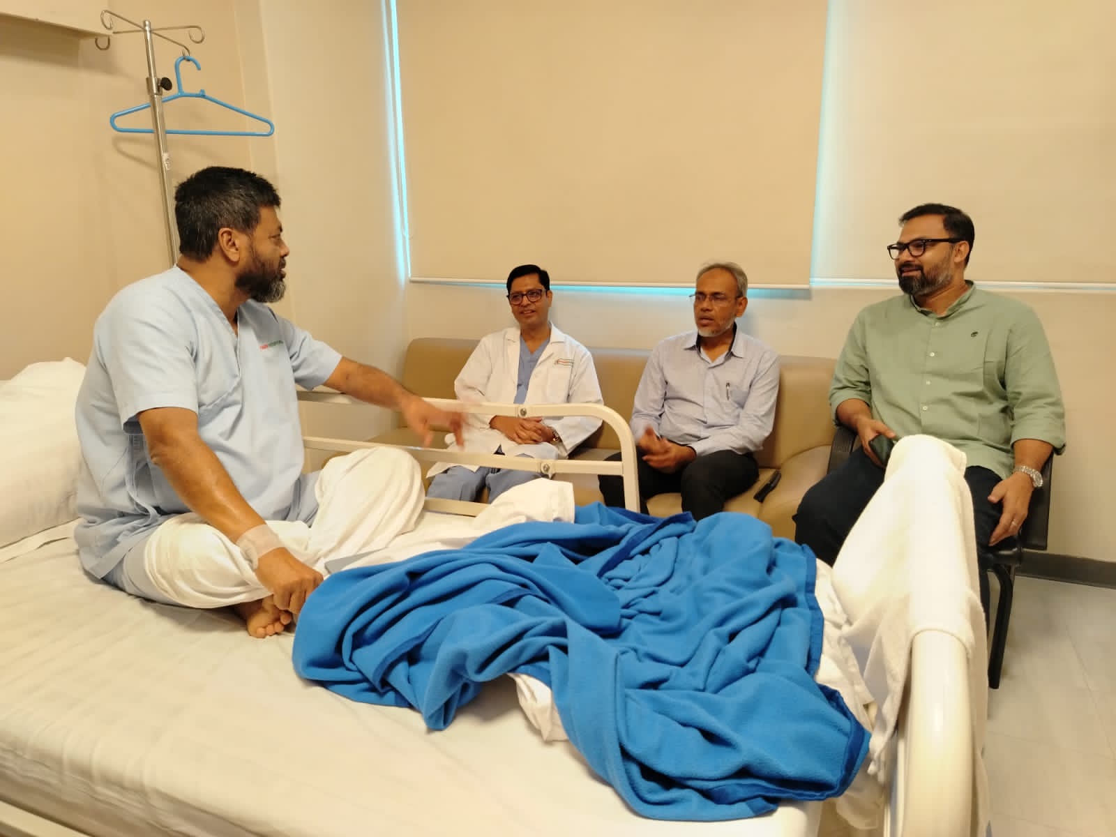 অসুস্হ বিএনপি নেতা রফিকুল আলম মজনুকে দেখতে হাসপাতালে আমিনুল হক