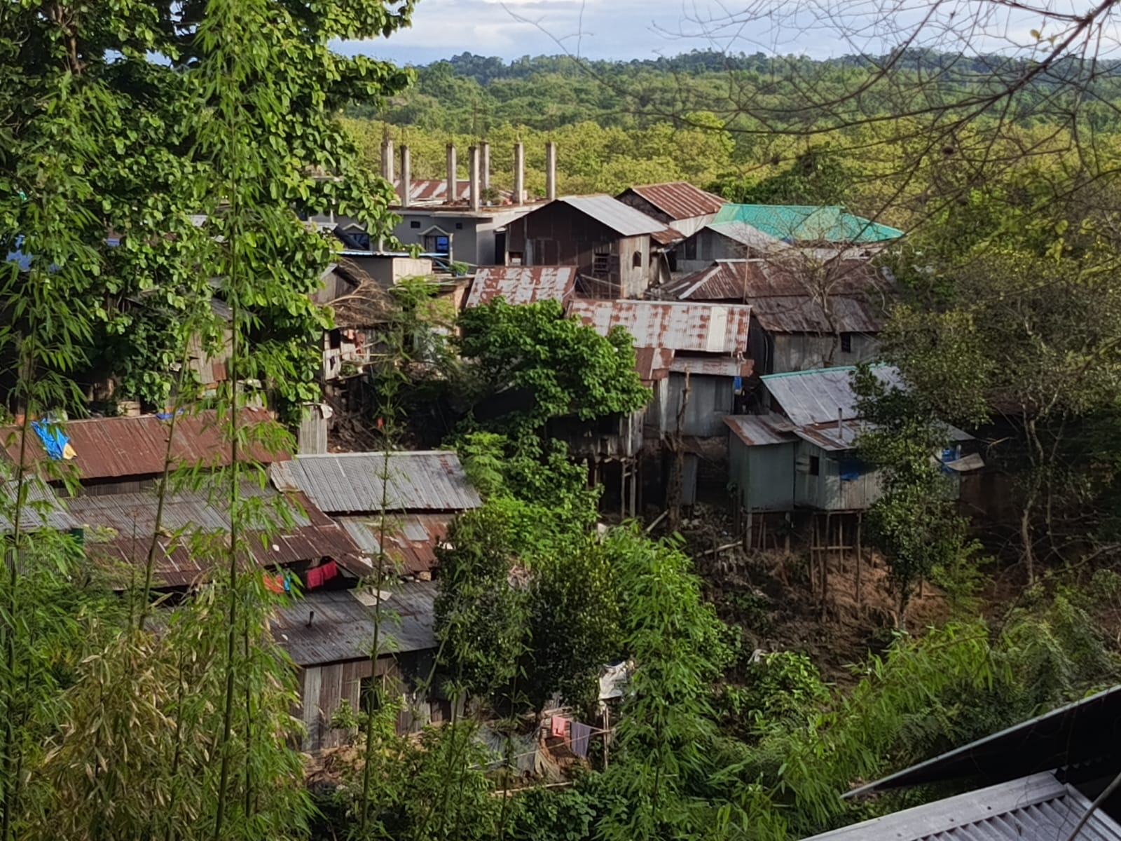 পাহাড় ধ্বসের ঝুঁকিতে কাপ্তাইয়ের ঢাকাইয়া কলোনি ও লগগেইট এর ৫শ পরিবার : নিরাপদ আশ্রয়ে নিতে প্রশাসনের চেষ্টা